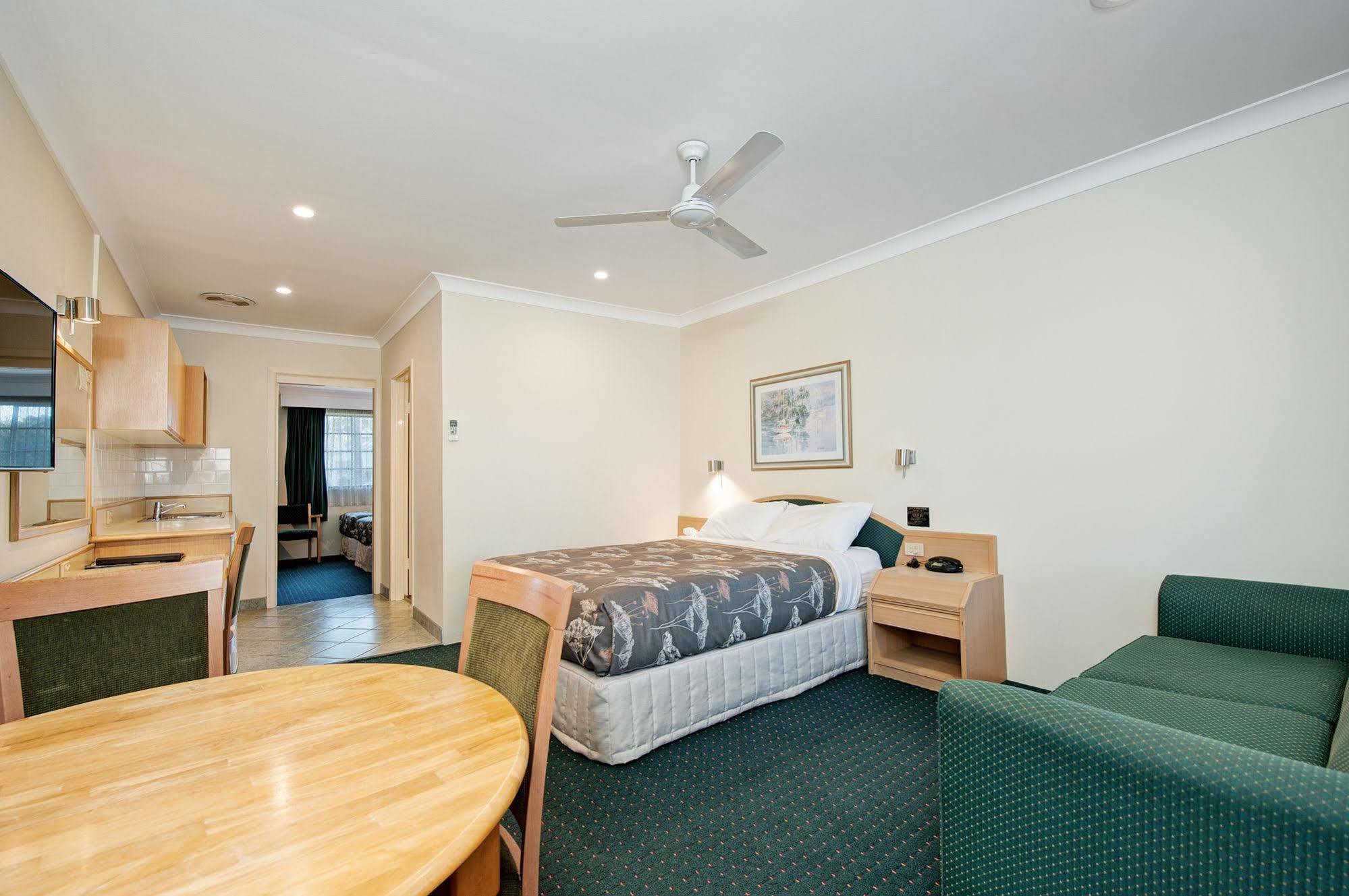 ריימונד טראס Colonial Terrace Motor Inn מראה חיצוני תמונה