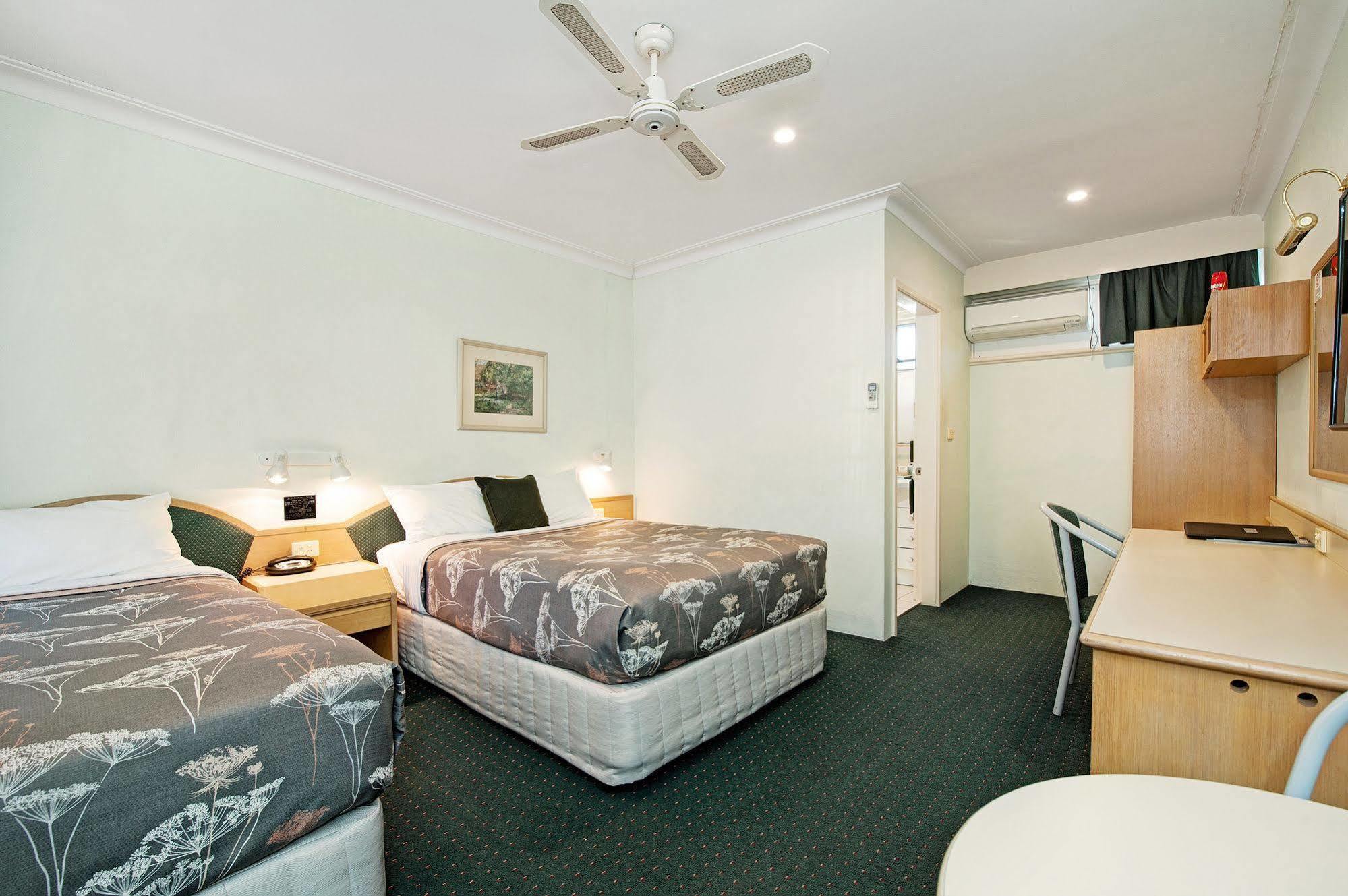 ריימונד טראס Colonial Terrace Motor Inn מראה חיצוני תמונה