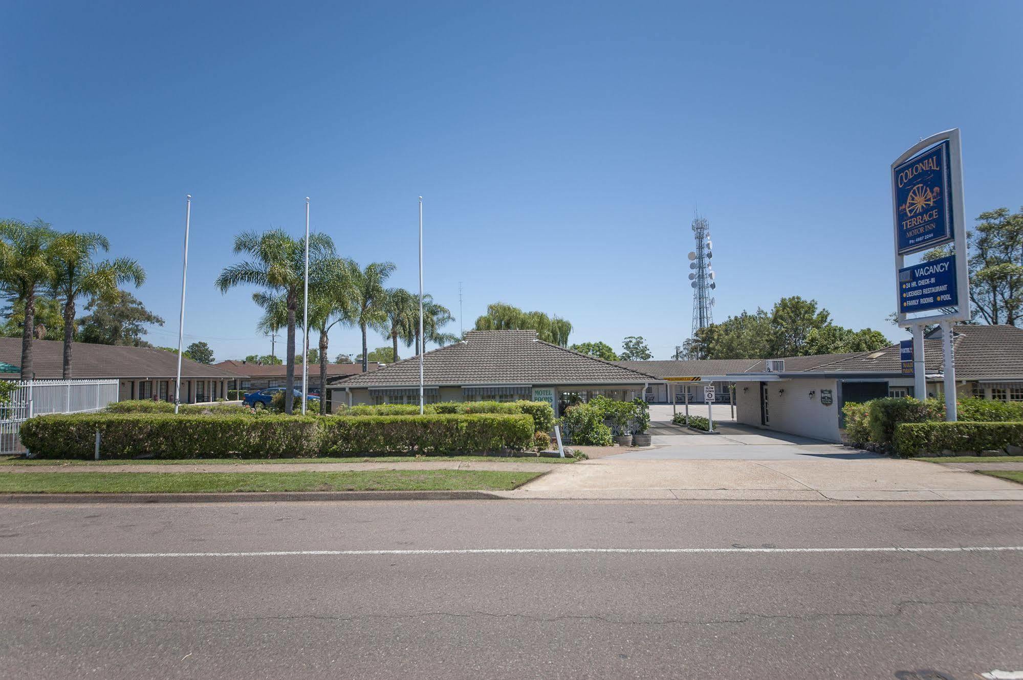 ריימונד טראס Colonial Terrace Motor Inn מראה חיצוני תמונה